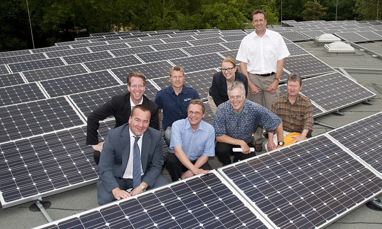 nwerk Solaranlage auf der Grundschule in der Wüste