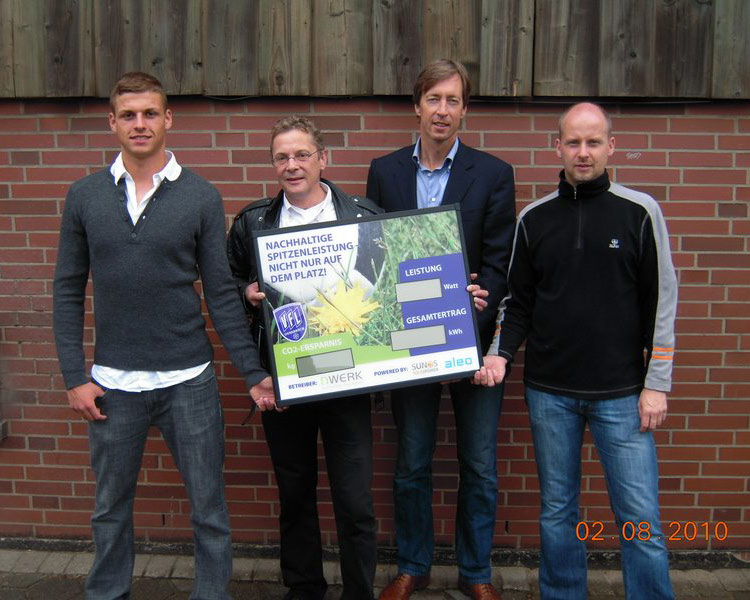Einweihung: (von links) Robin Twyrdy (VfL Jungprofi), Otto Wetzig (nwerk), Frank Hemme (Geschäftsführer SUNOS), Mike Voss (Planungsbüro Graw)