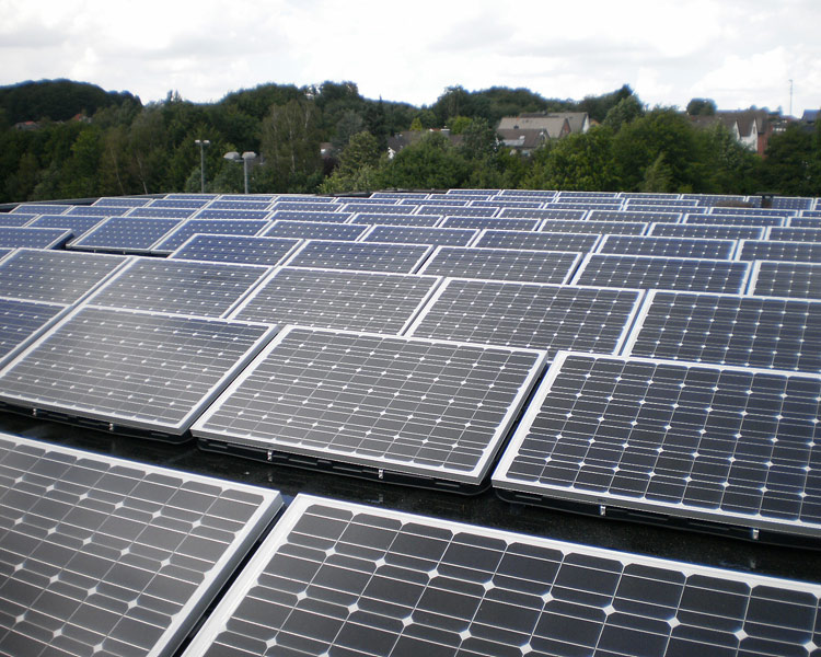 Photovoltaik auf dem Dach der Sophie Scholl Schule in Kloster Oesede