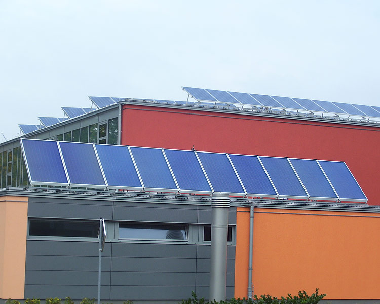Photovoltaik auf dem Dach der Sporthalle Quakenbrück-Neustadt